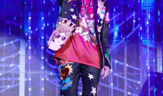 一个人走在街头 一个人走在街头